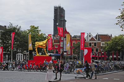 900353 Afbeelding van het Gouden Kalf op de Neude te Utrecht, ter gelegenheid van het 41ste Nederlands Filmfestival (24 ...